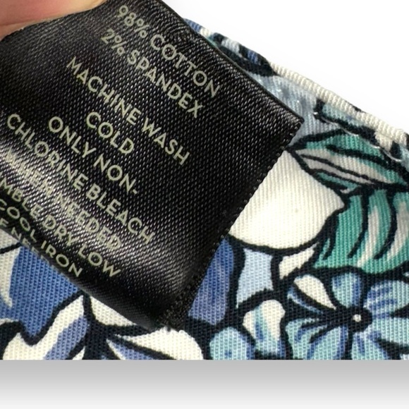 4 for $20 SALE! Ann Taylor Factory Signature Fit Shorts, Blue Floral, Size 2P - Picture 6 of 9
